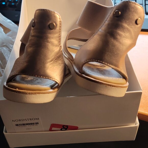 SOREL - Ella Sandal in Warm Gold - Picture 3 of 5